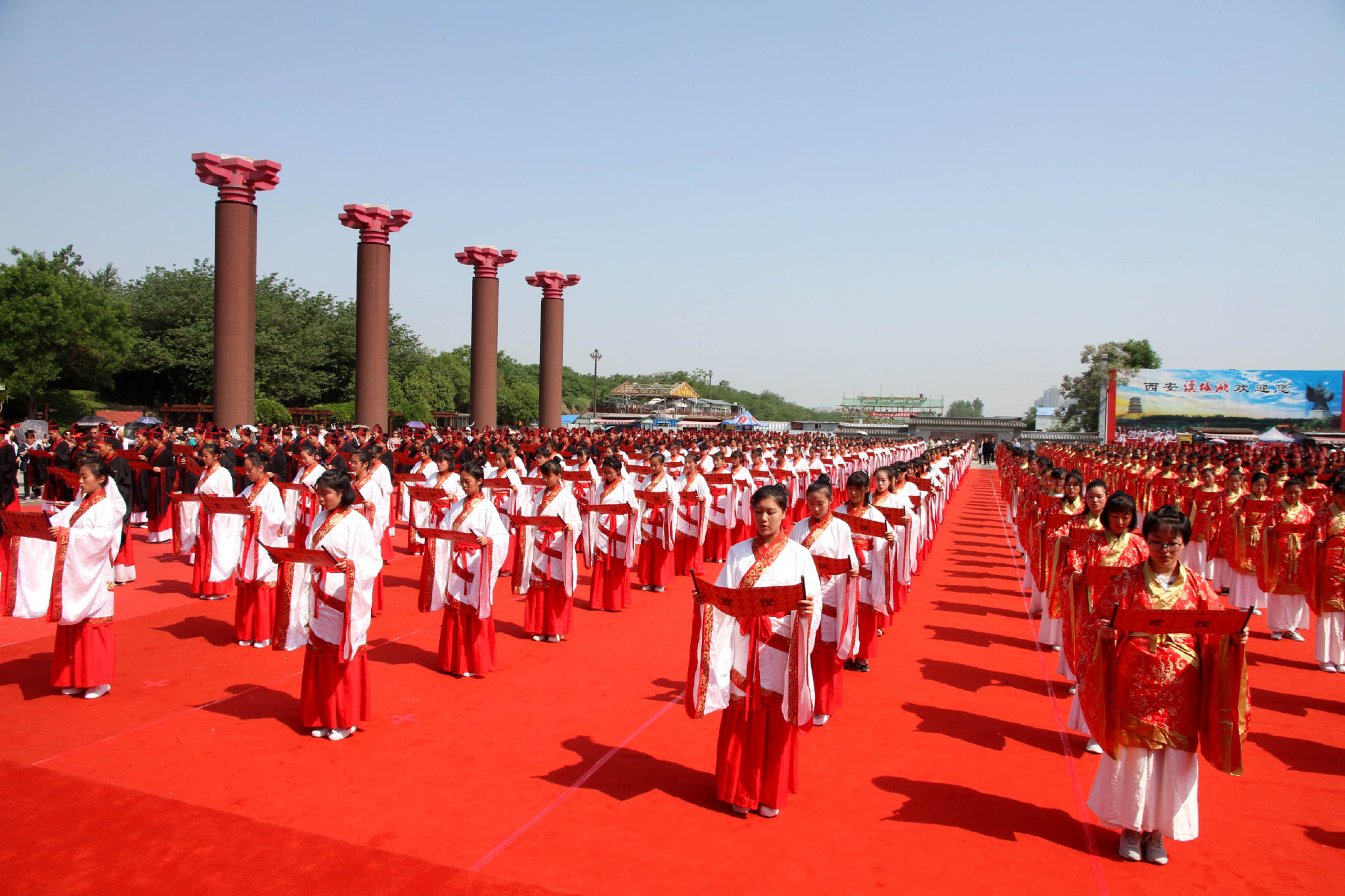 汉城湖畔,千名学子成人礼