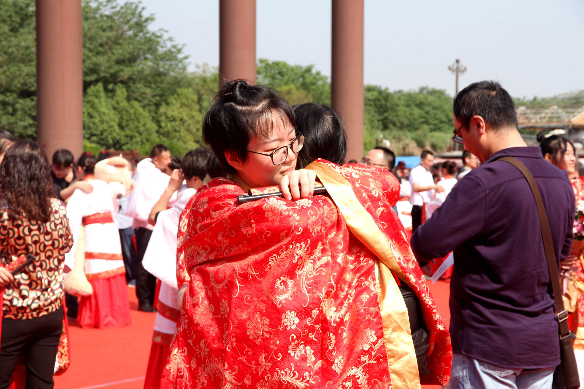 汉城湖畔,千名学子成人礼