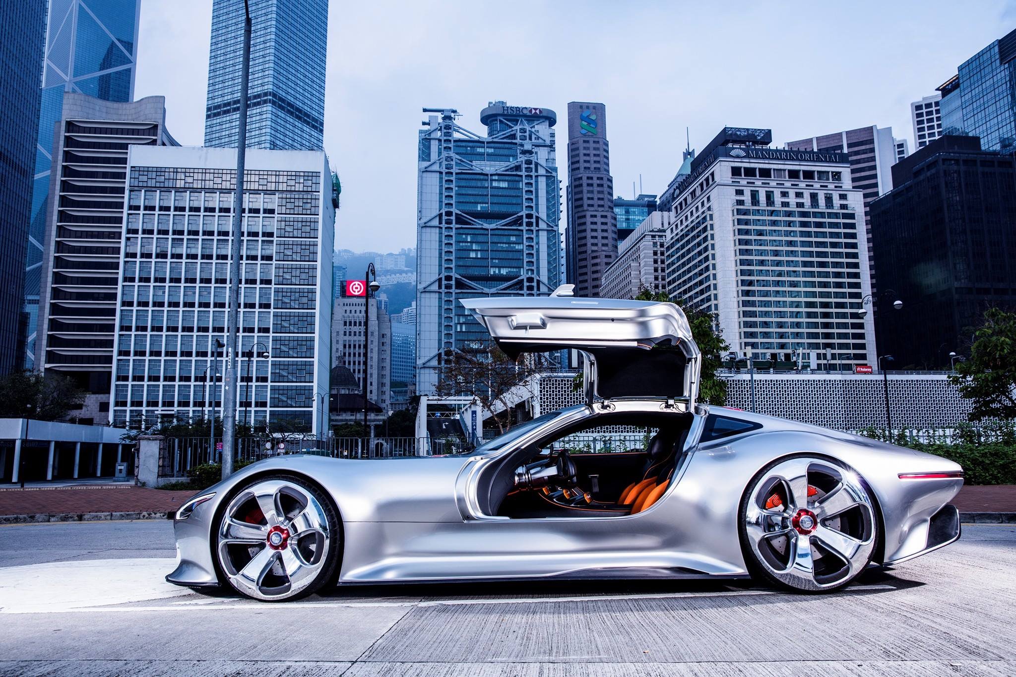 hong kong上,电影《正义联盟》亮相的蝙蝠车mercedes-amg vision gran