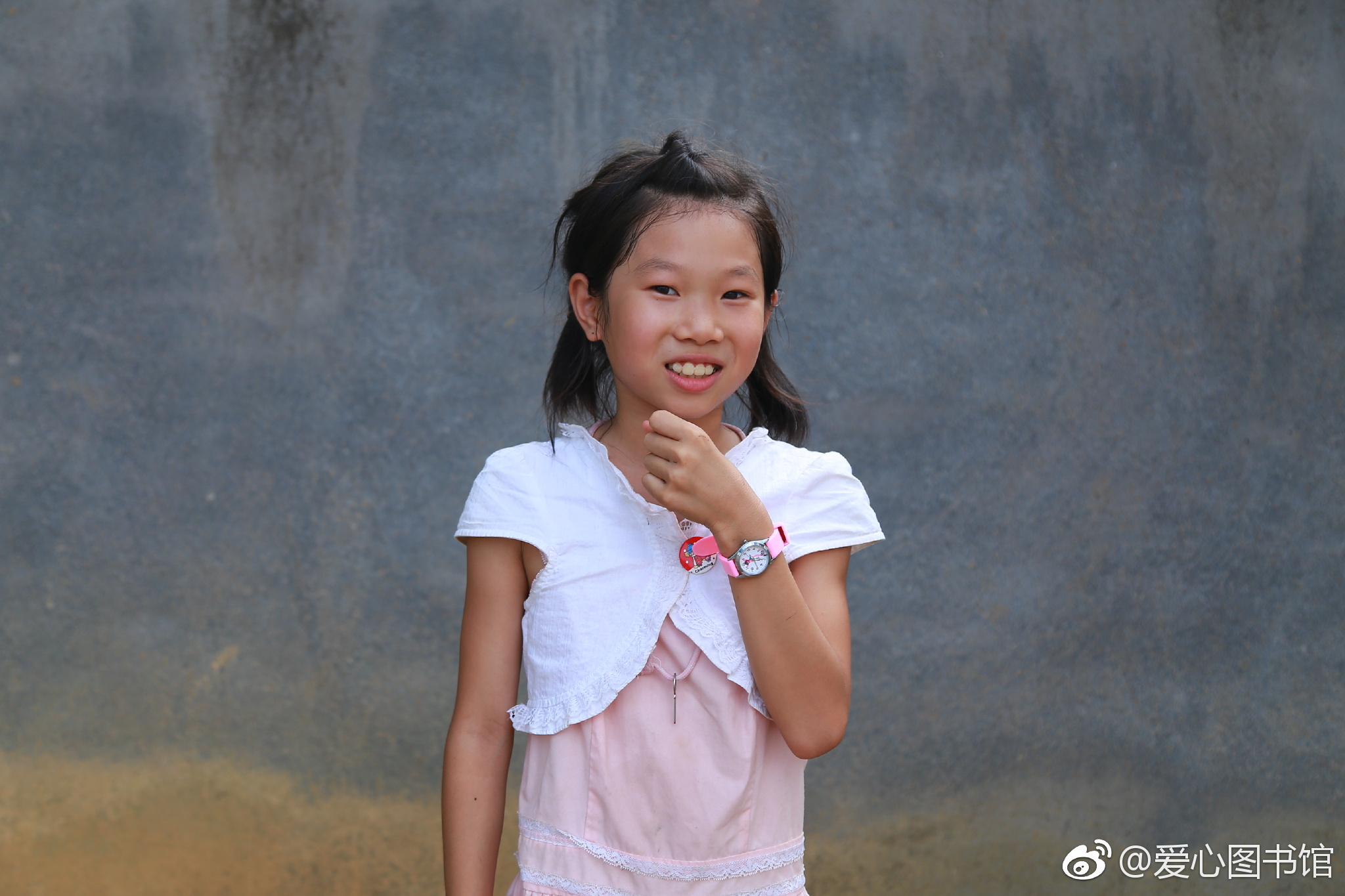 小海豚爱心图书馆孩子们的灿烂微笑