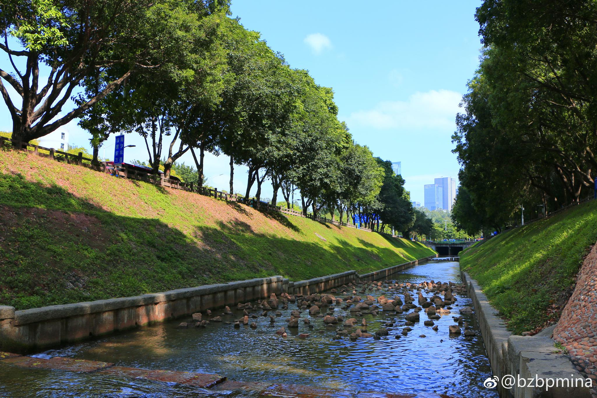 近年来通过一系列的整治,水质清冽,两岸绿草如茵,成了一道靓丽的景观