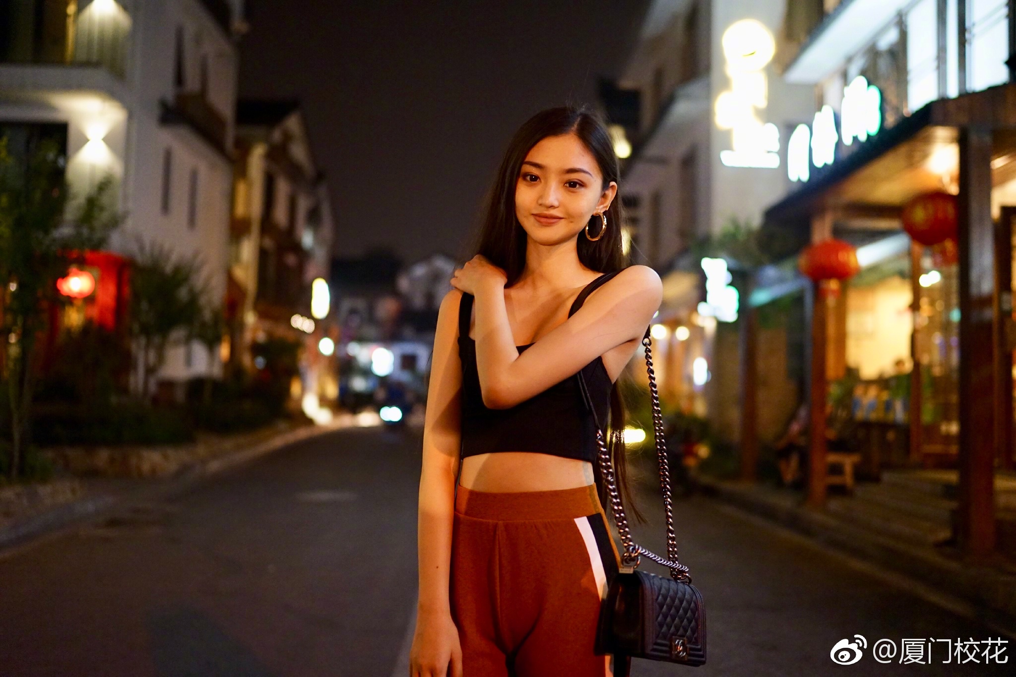 她叫张羽菲,毕业于中国人民大学,哥伦比亚大学硕士,身