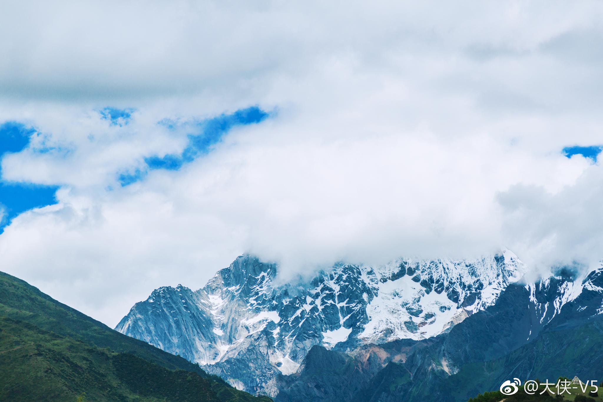 四川有一座非常漂亮的雪山雪山上有四个美丽的姑娘