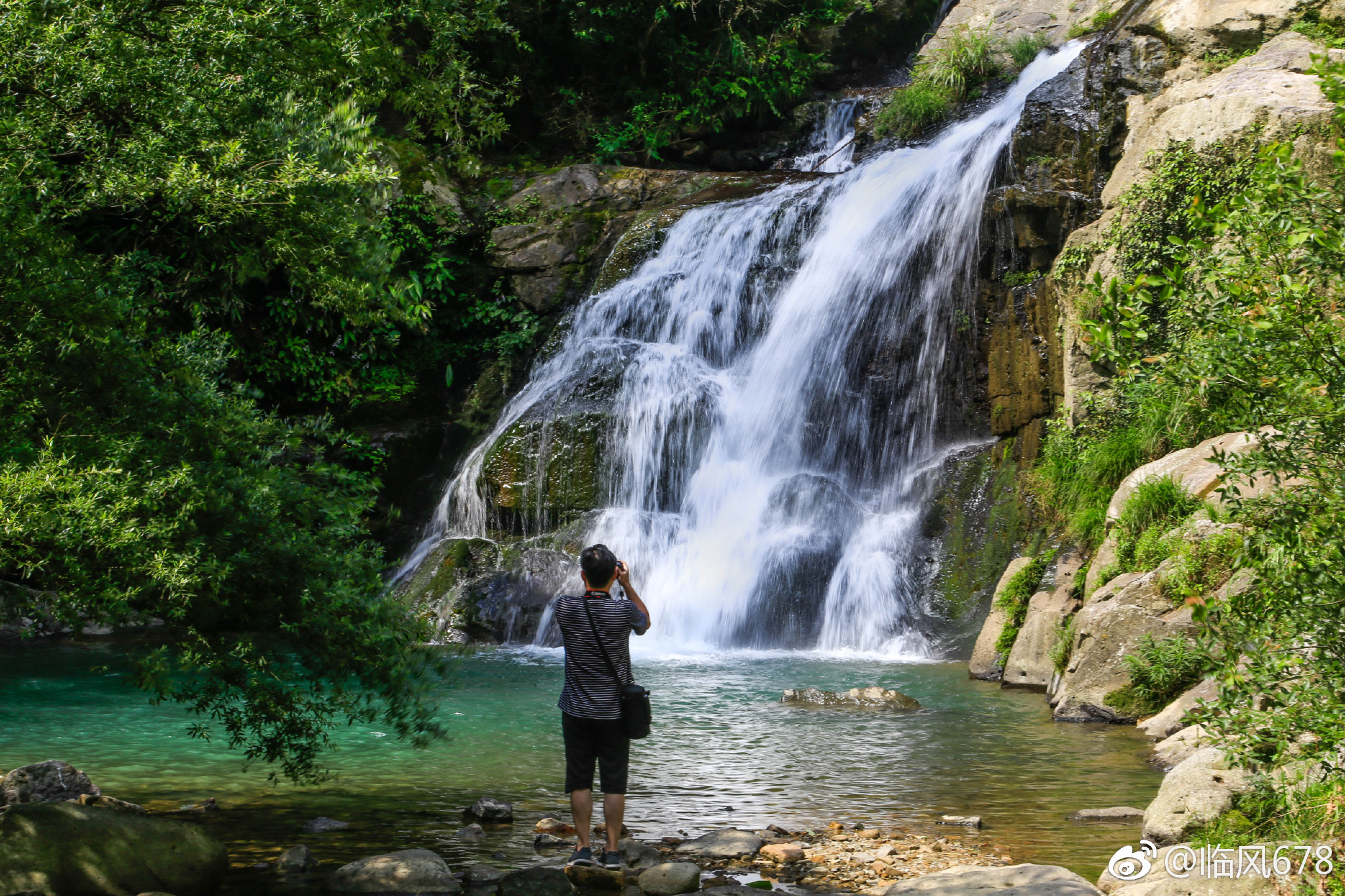 青山翠竹绿满坡 林间小溪水潺潺 沿新浇筑的石七公路