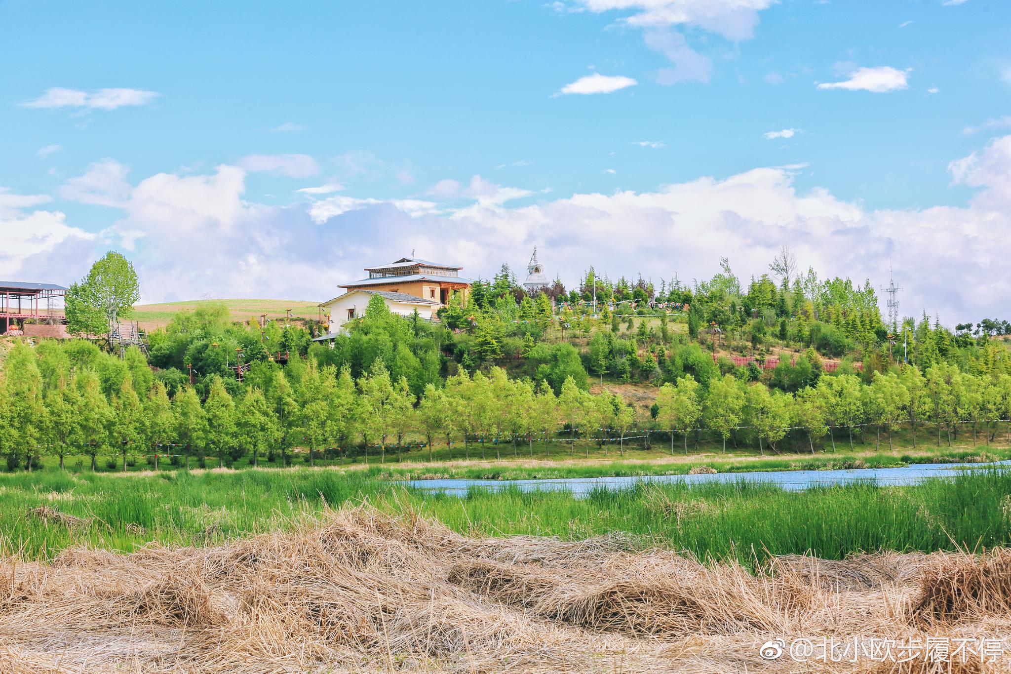 松赞林寺外的拉姆央措湖,围绕湖走一圈大概四十分钟左右_新浪看点