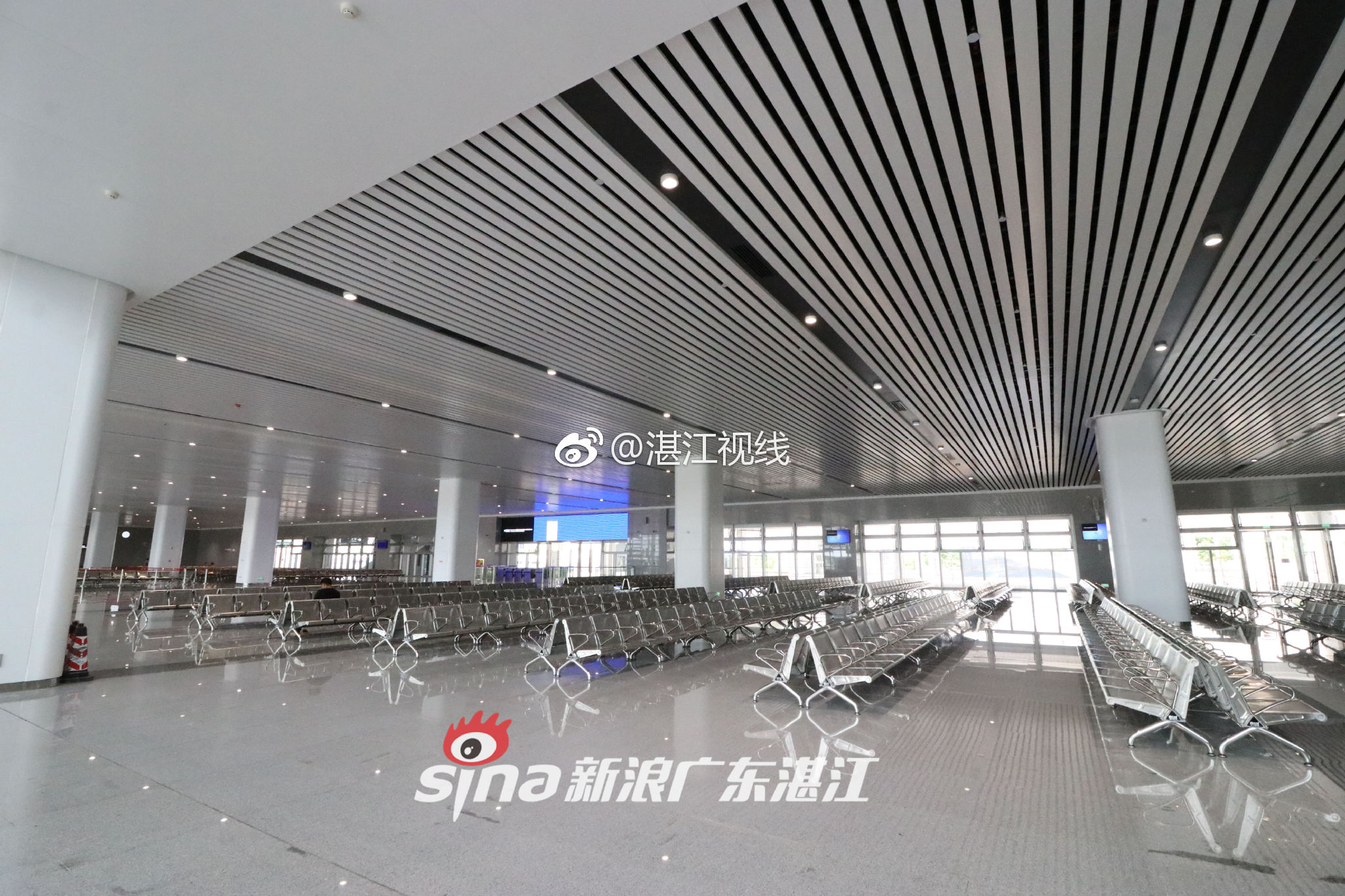 湛江西站高铁站候车厅设施已建设完成,坐等旅客到来.