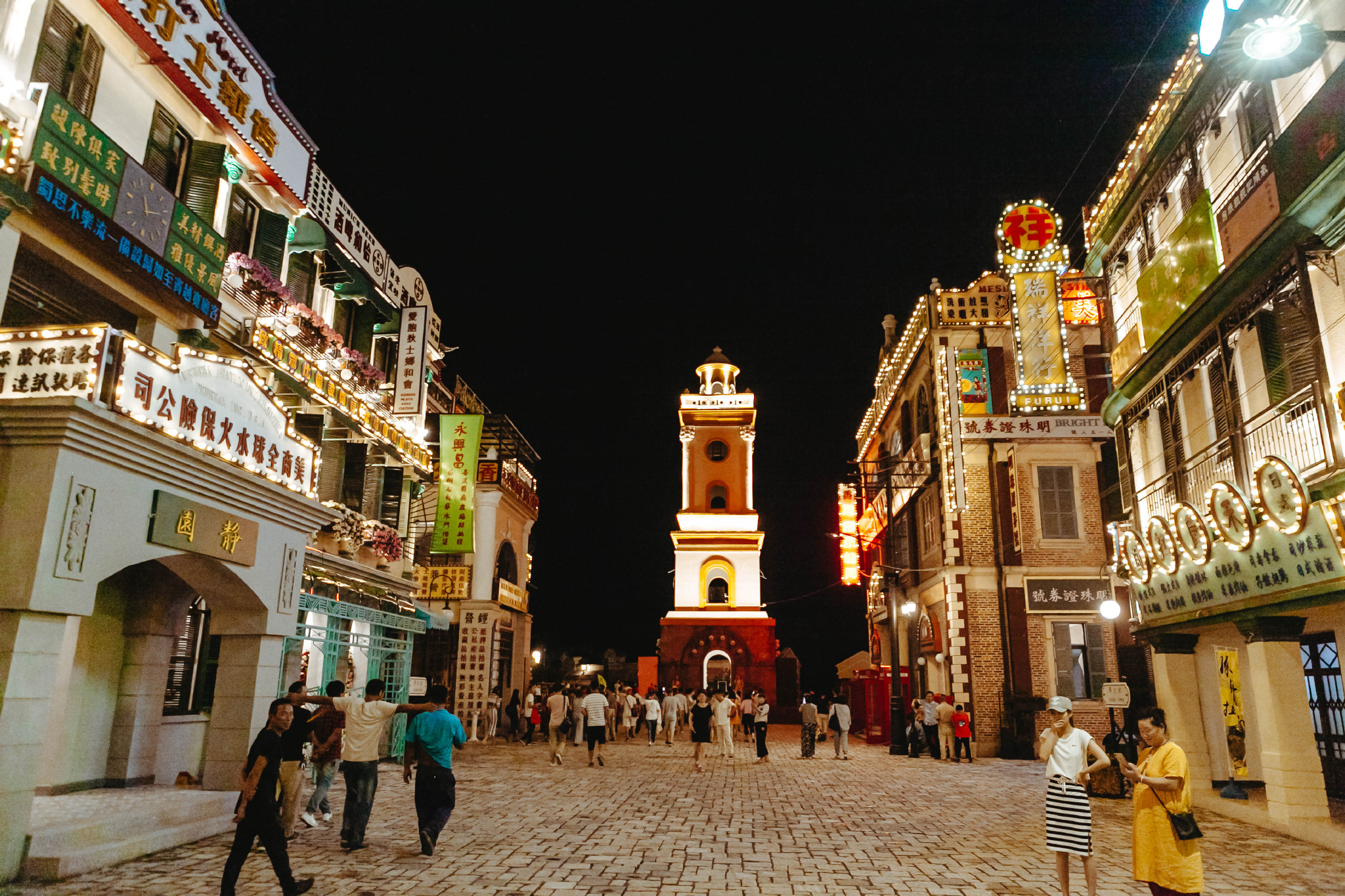 广州街·香港街,是横店影视城发源地,而如今这里俨然成了不夜城