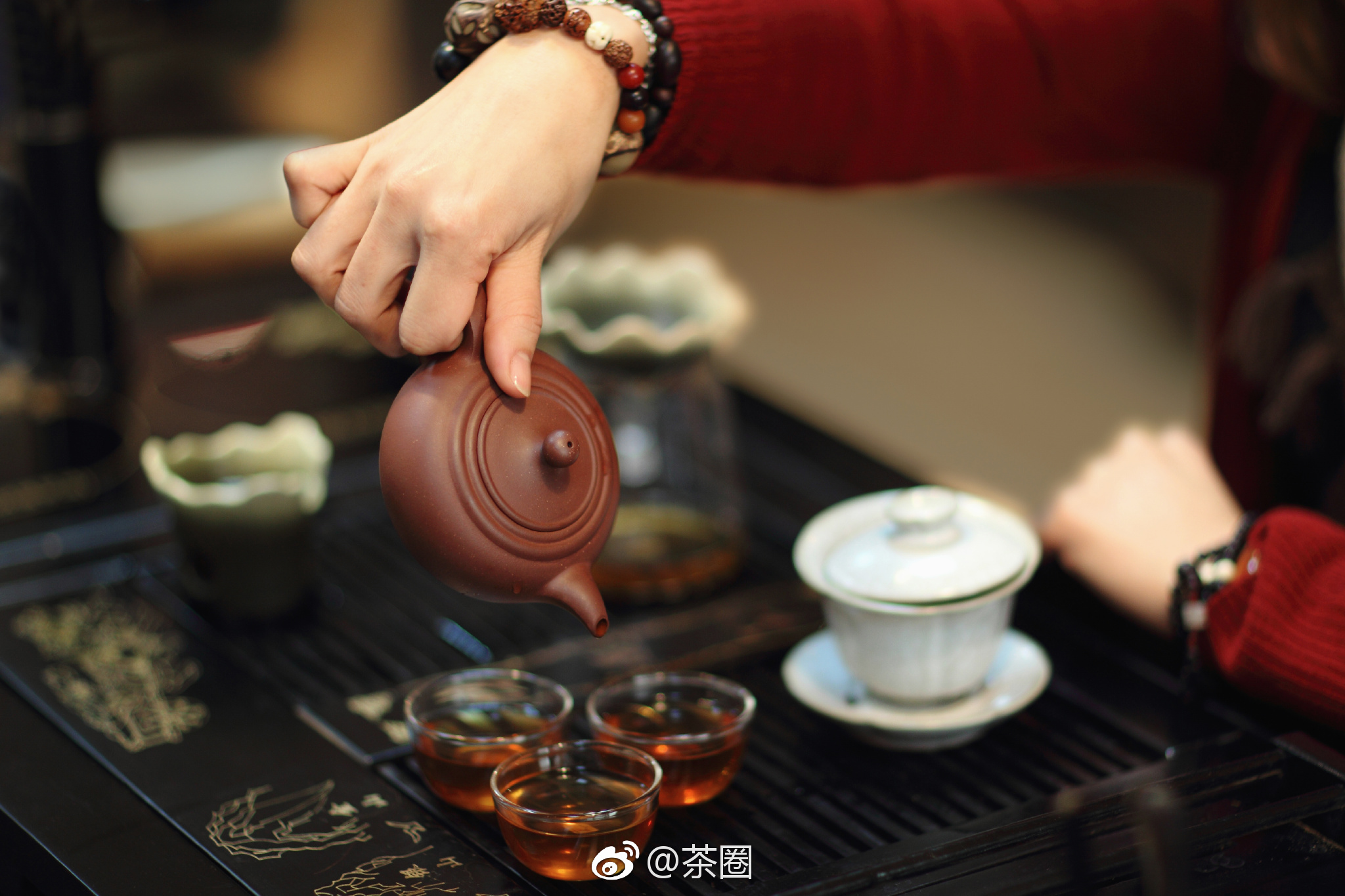 沏一壶香茗与家人品饮,叙叙家常,听一曲音乐,看一场球赛或独坐,一段