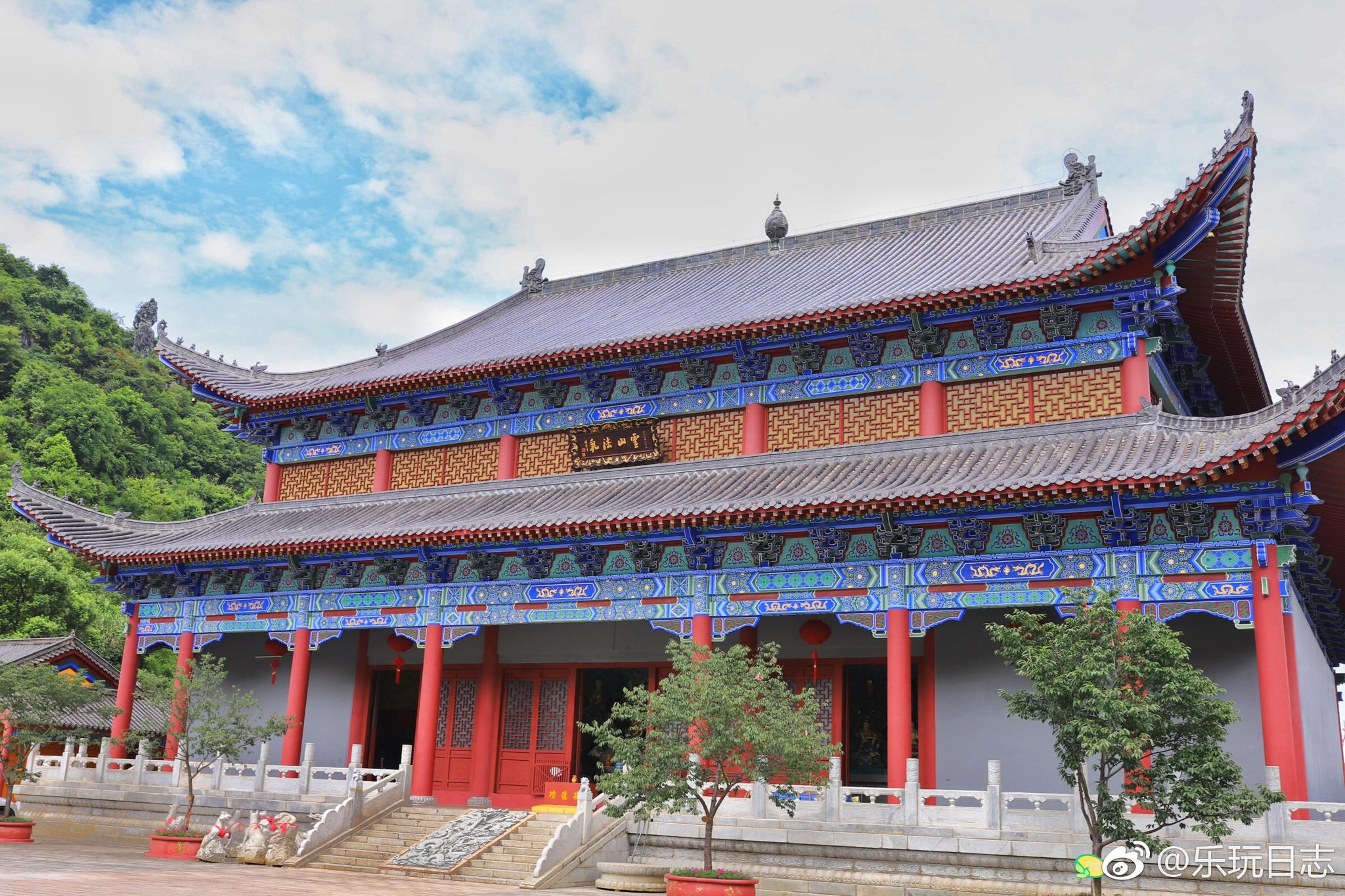 千年古寺东华寺所属的东华山属喀斯特地貌,青山满目葱茏