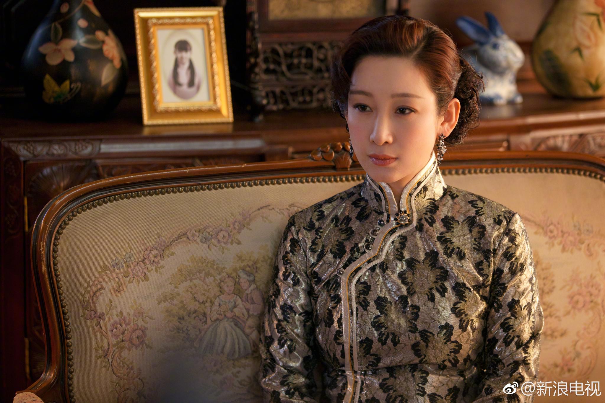 《红高粱》里端庄的举止和寡淡的眼神,@秦海璐 将封建教条下束缚的