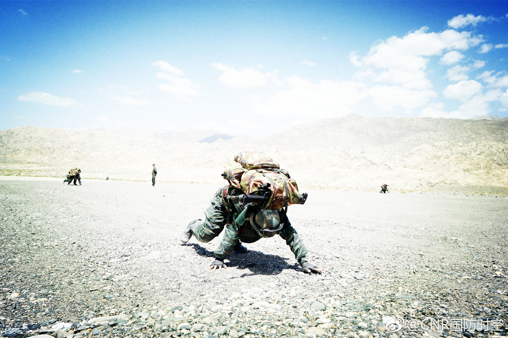 的特战尖兵;在夜阑人静时,这群人又在城市街区用宽厚的背影数年如一日