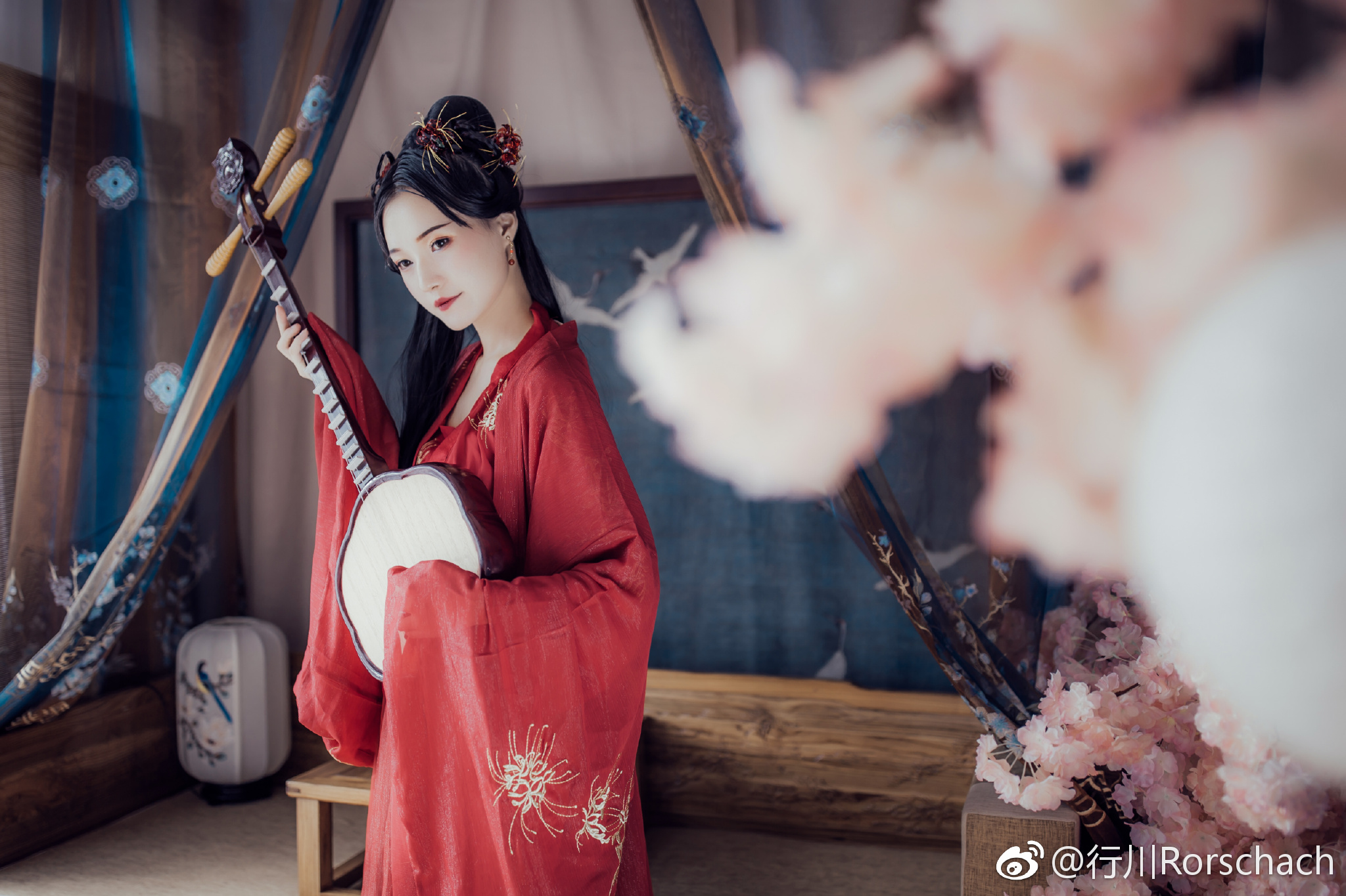 织梦行云繁华烬 凭栏浅影 箜篌弦惊 一曲无音 @行川rorschach 妹子