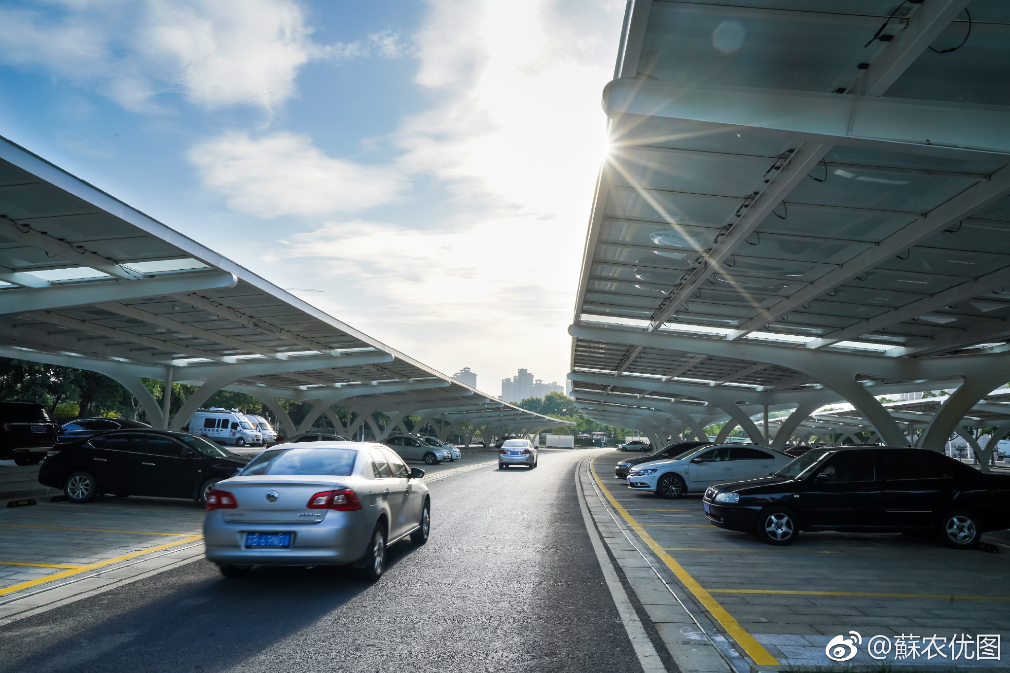 市民中心光伏停车场投入使用