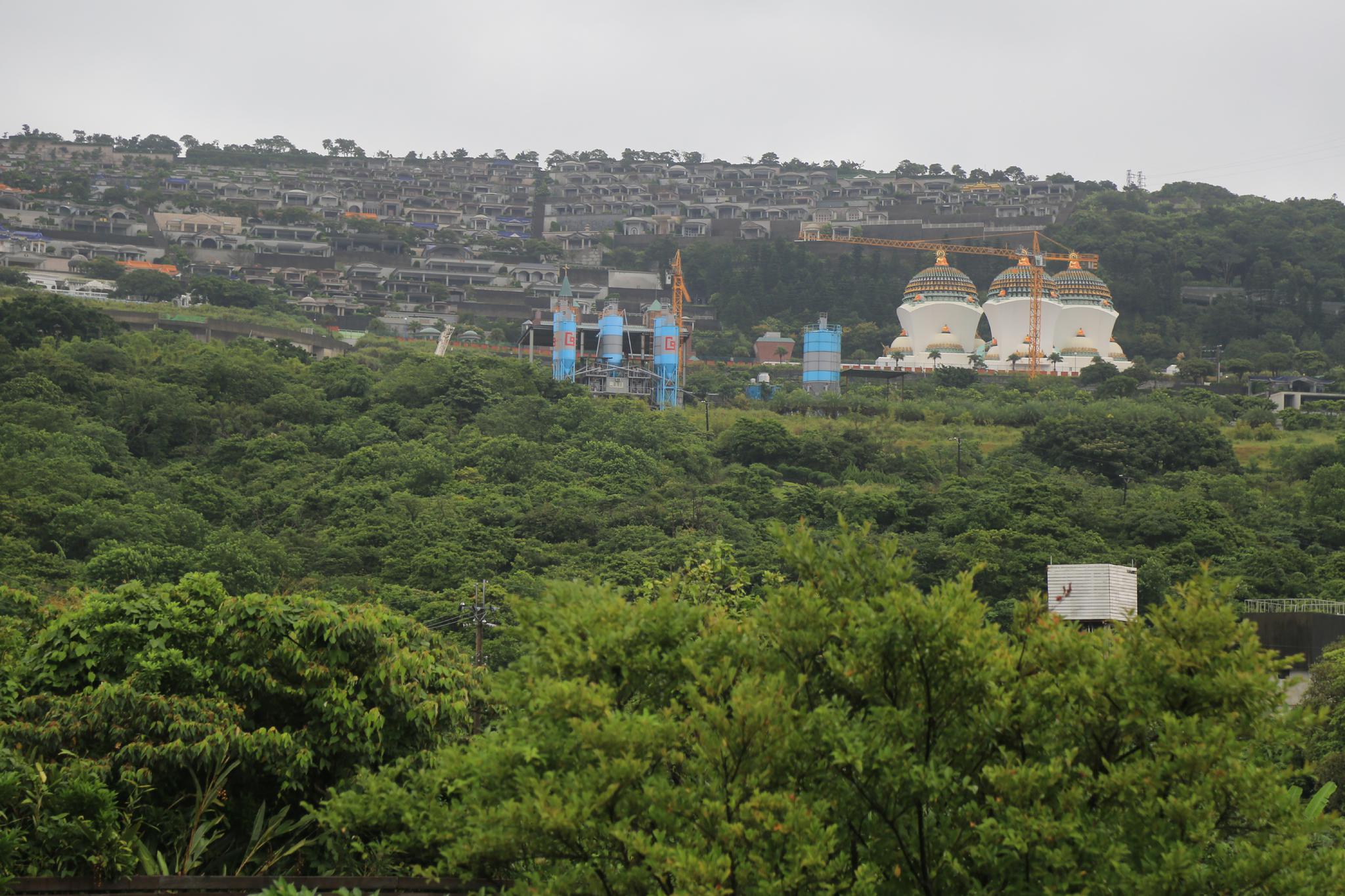 三张原图,在朱铭美术馆户外仰拍的金宝山,这里是台湾最高档的墓地之