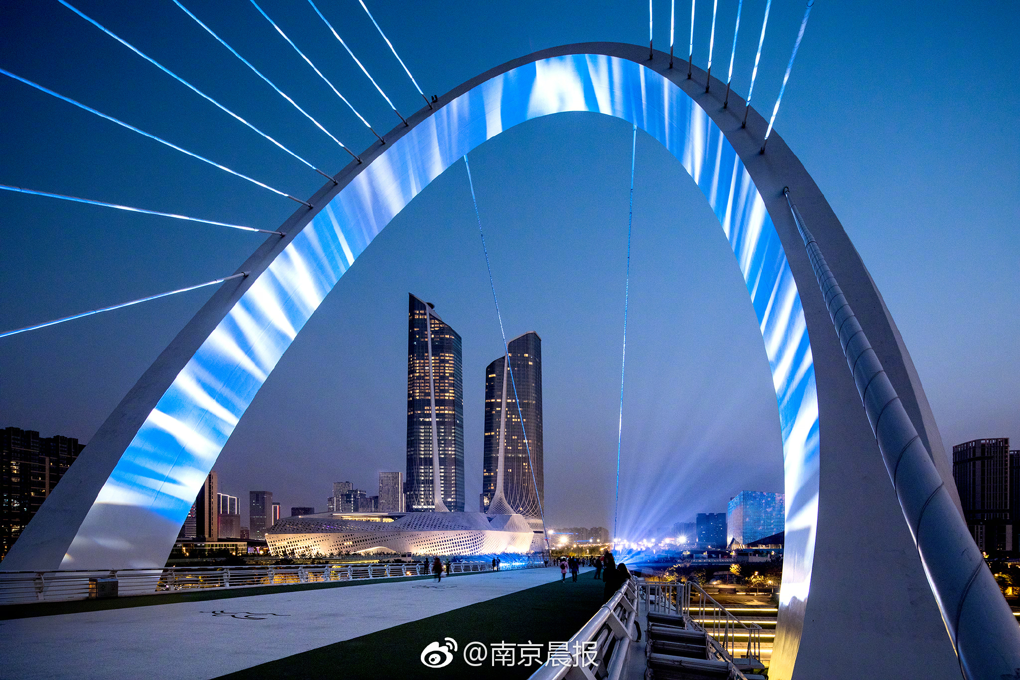 "2018如新健康中国行"顶峰相见 挑战南京河西地标双子塔|双子塔|如新|