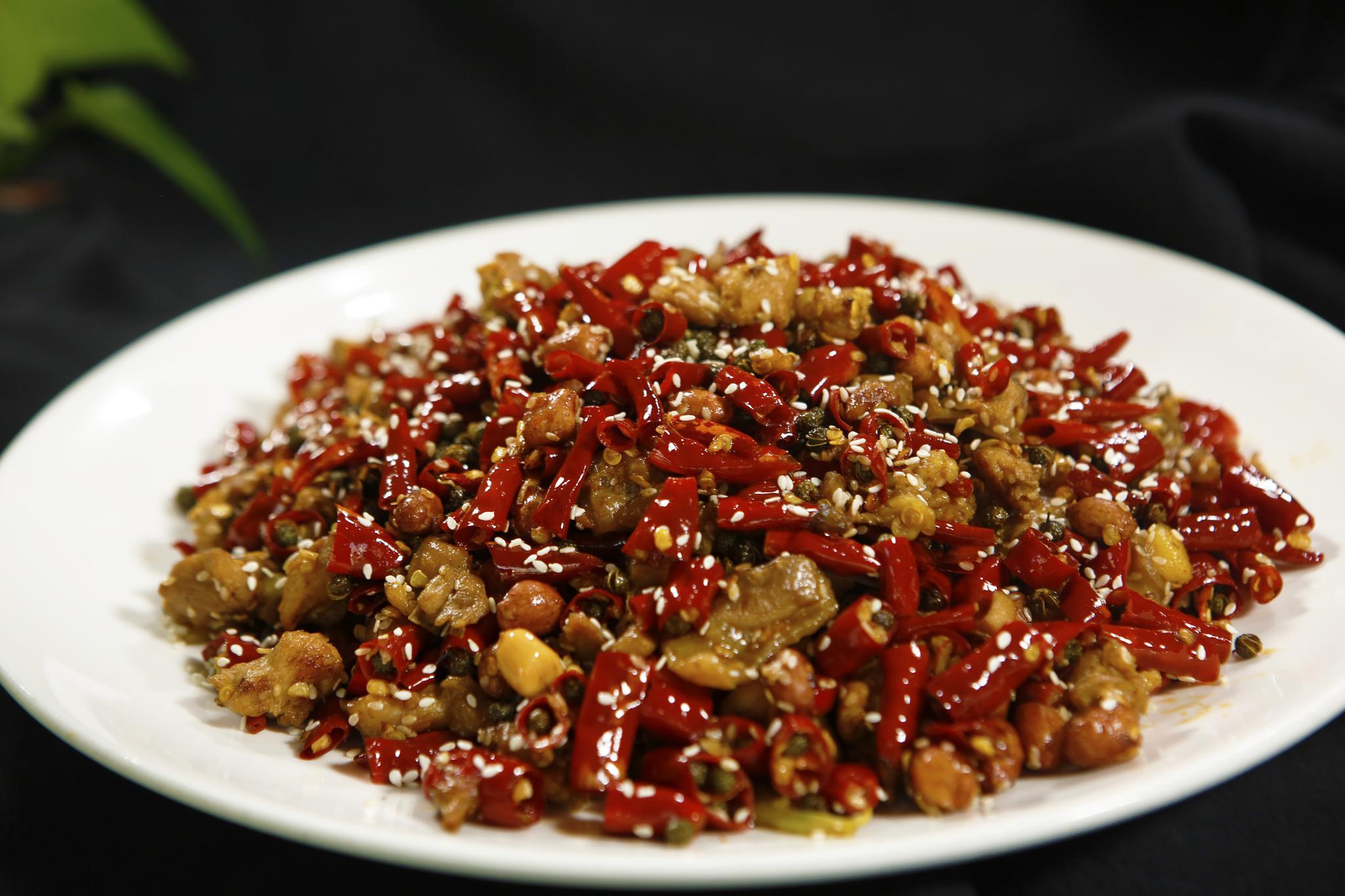 辣子鸡这样做,先擦水,后切丁,再放入调料腌制,堪称川味一绝