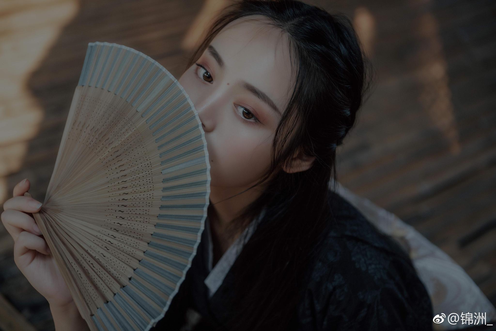 驹子撞击墙壁的空虚回声,岛村听起来有如雪花飘落在自己心田里