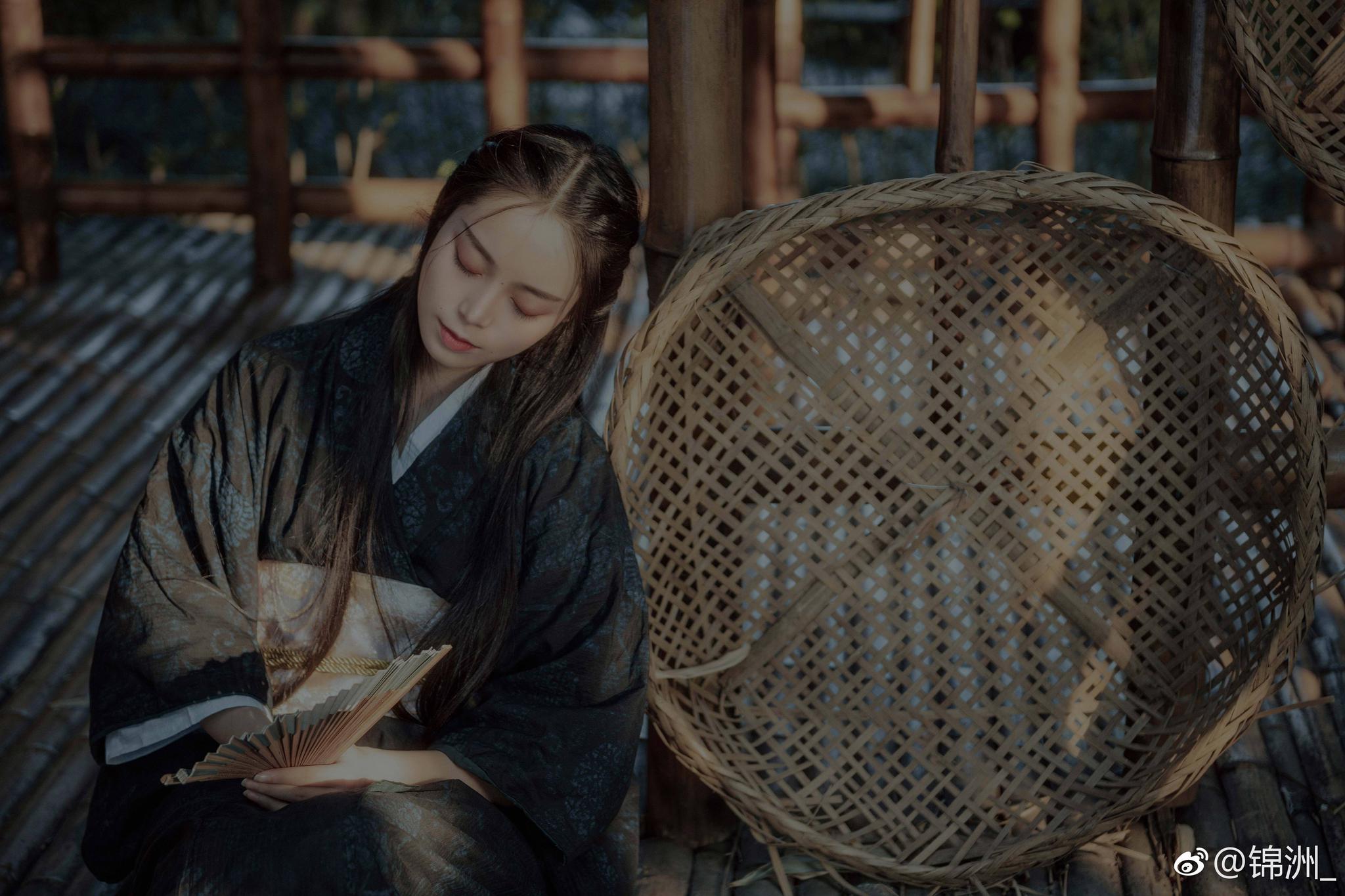 驹子撞击墙壁的空虚回声岛村听起来有如雪花飘落在自己心田里