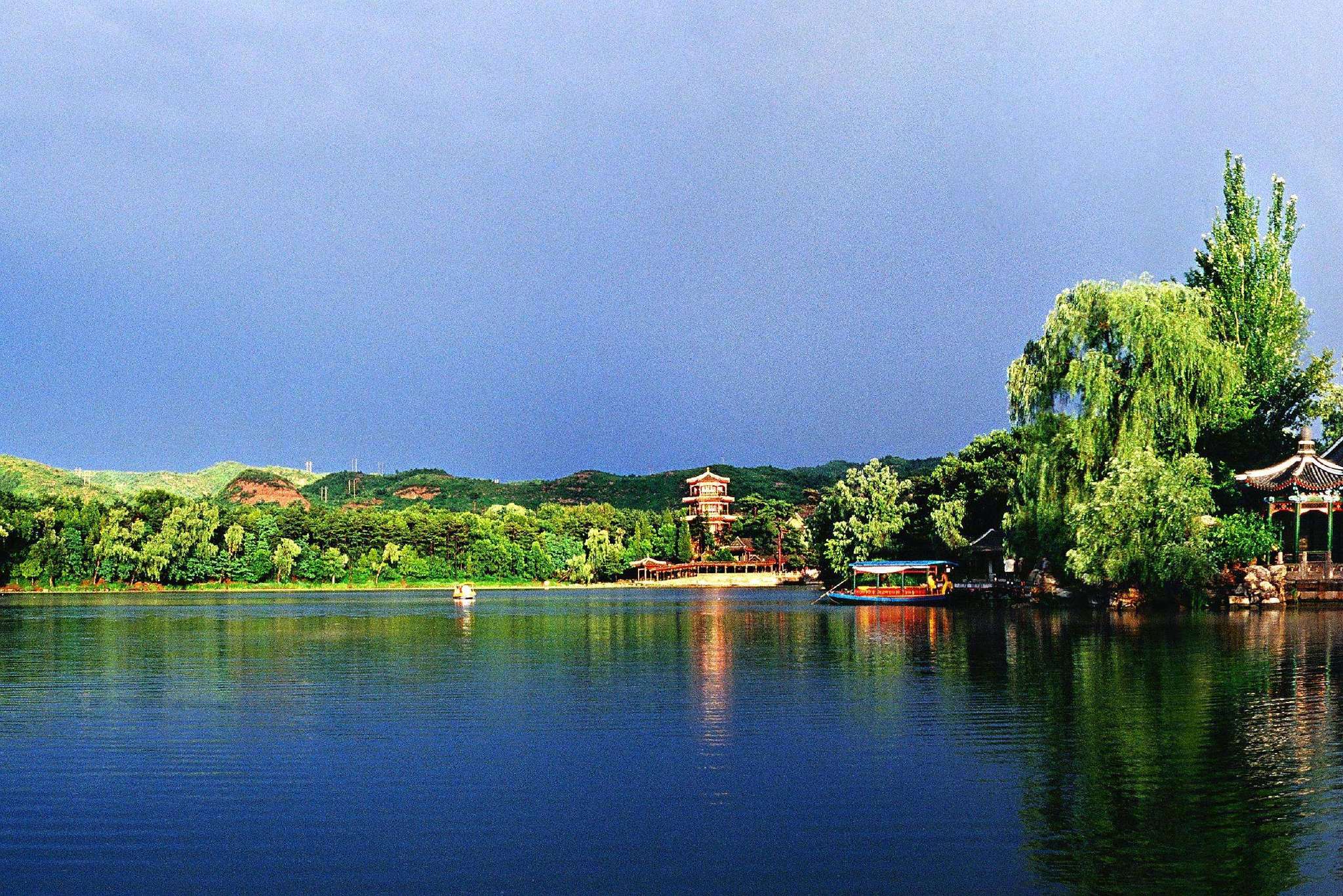 绿树阴浓夏日长楼台倒影入池塘