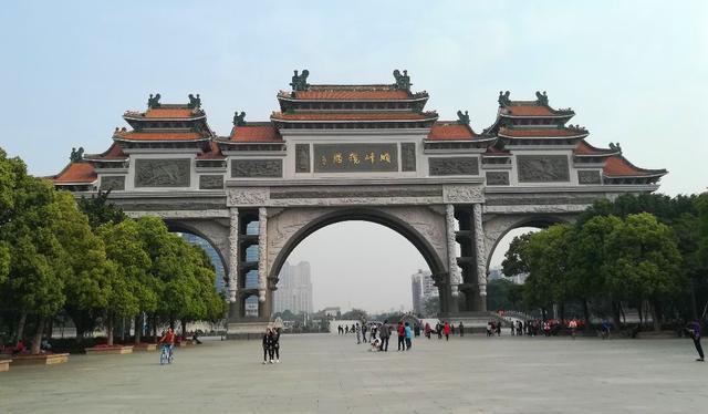 广东亚洲第一霸气"山门",高88米重超万吨,谁敢不服?