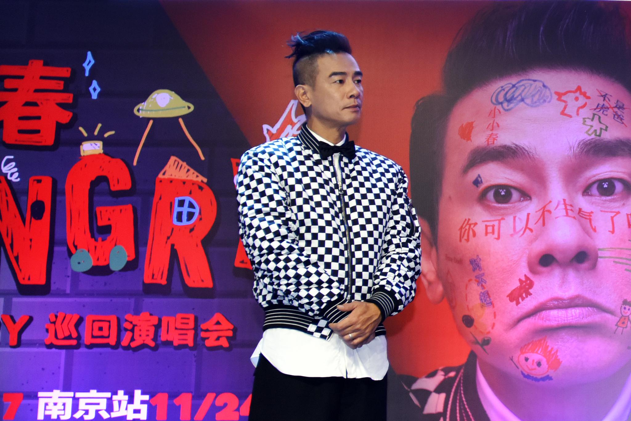 而除《黄豆》外,陈小春出道至今,经典金曲更是不计其数.