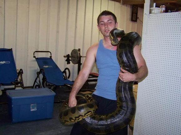 男子养蟒蛇当宠物,帮蟒蛇洗澡,一起健身,这画面真的是不忍直视