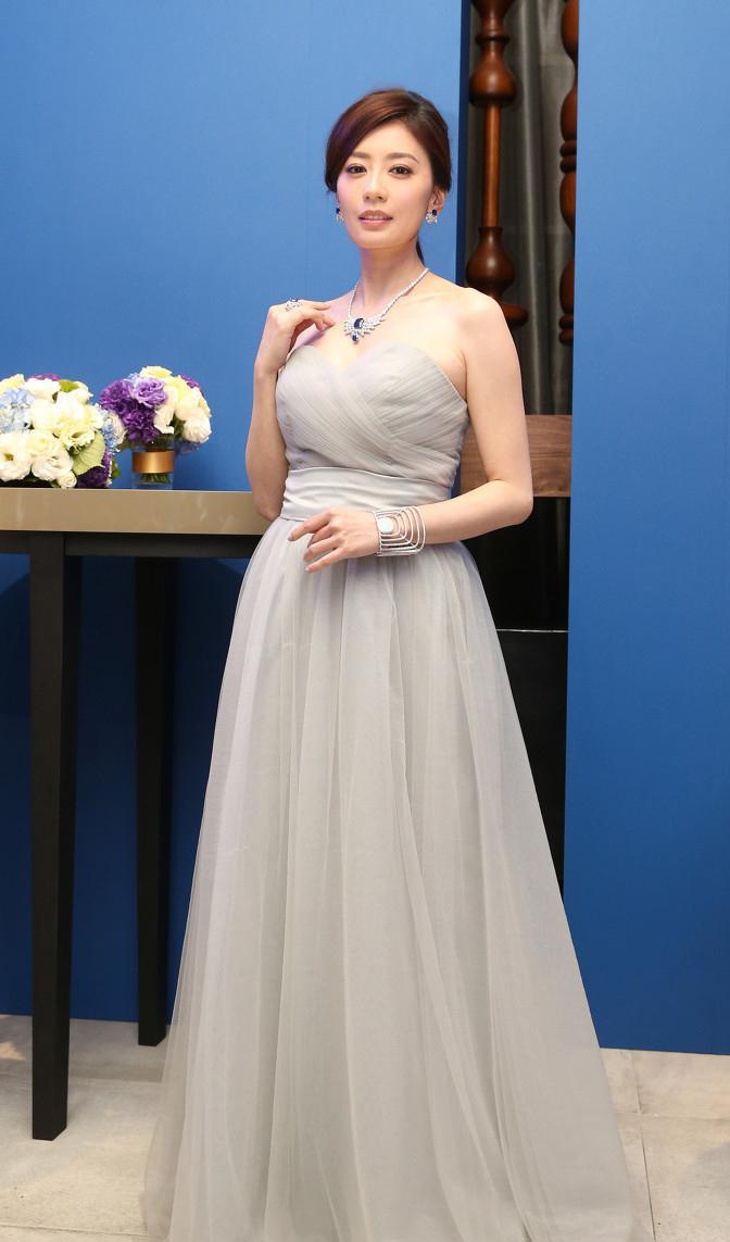 贾静雯亮相某活动网友她这最大的遗憾就是不能和我在一起