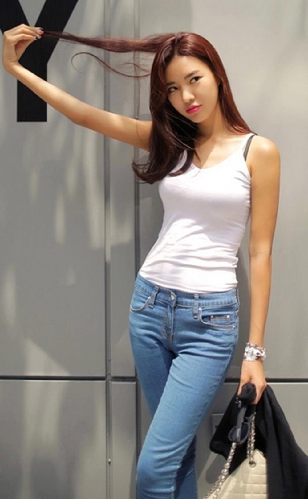 牛仔裤搭配魅力有女人味画面性感迷人