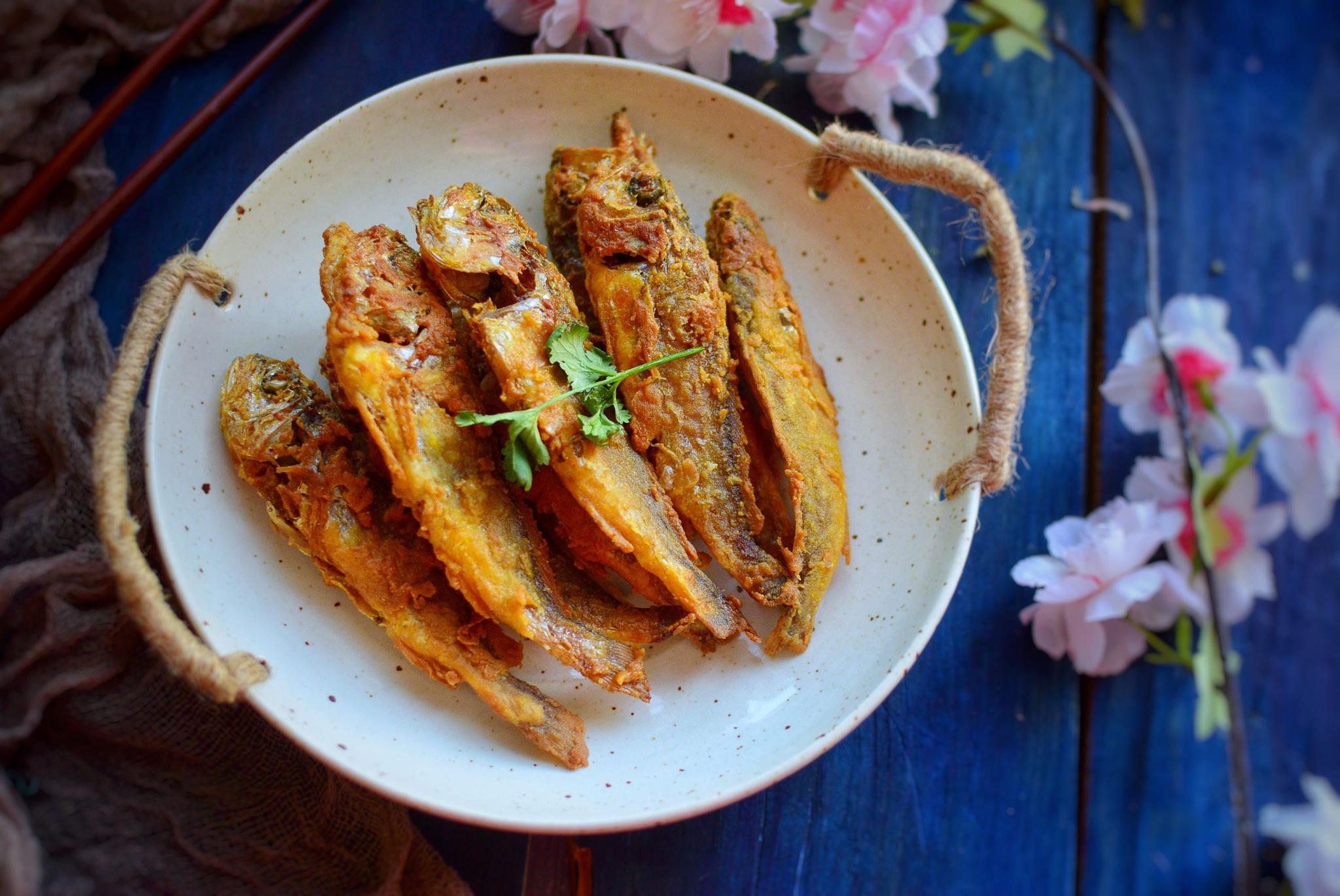 干炸黄花鱼又香又酥金黄黄花鱼咬上一口哇酥脆好吃