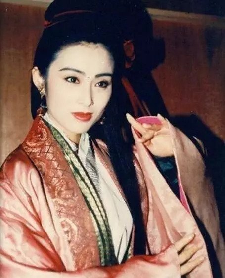 张敏无论从演技,还是外貌,在当时的香港,都算是炙手可热,无人能及.