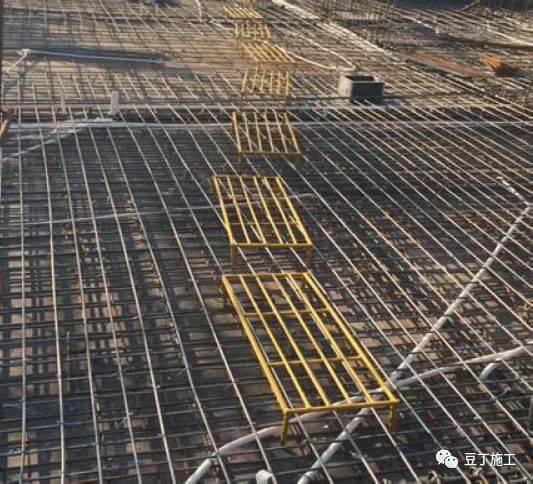 打开新浪新闻,查看更多说明:1) 为防止楼板钢筋由于上人及浇筑砼作业
