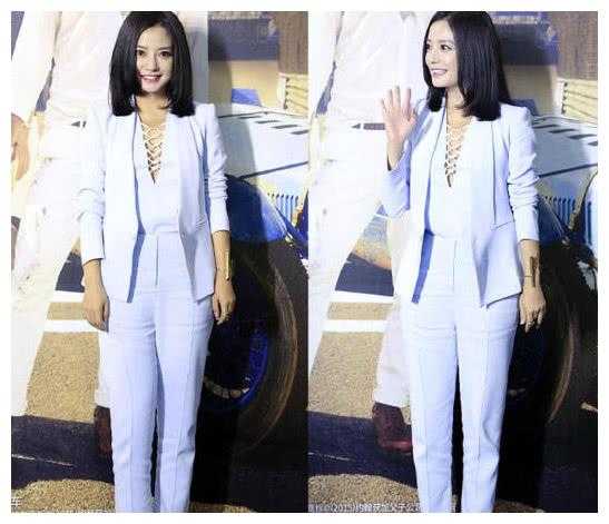 当42岁赵薇和35岁韩雪同穿白西装
