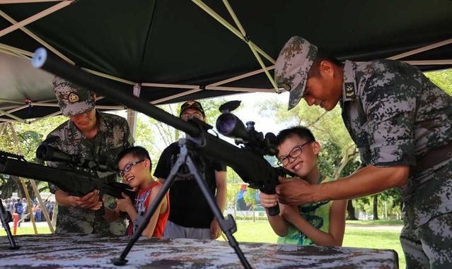 解放軍駐港部隊開放軍營 香港市民隨便玩槍