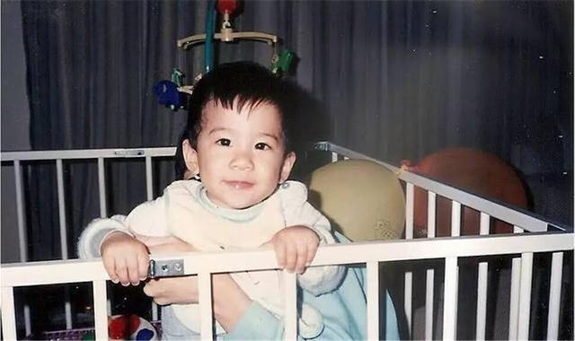 答案:周星驰第6位原来小时候也有胖过,而且小时候有点男生女相呢!