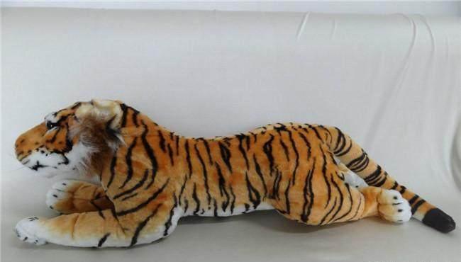 主人带回家一只假老虎,猫咪见了害怕,狗狗和它摔跤