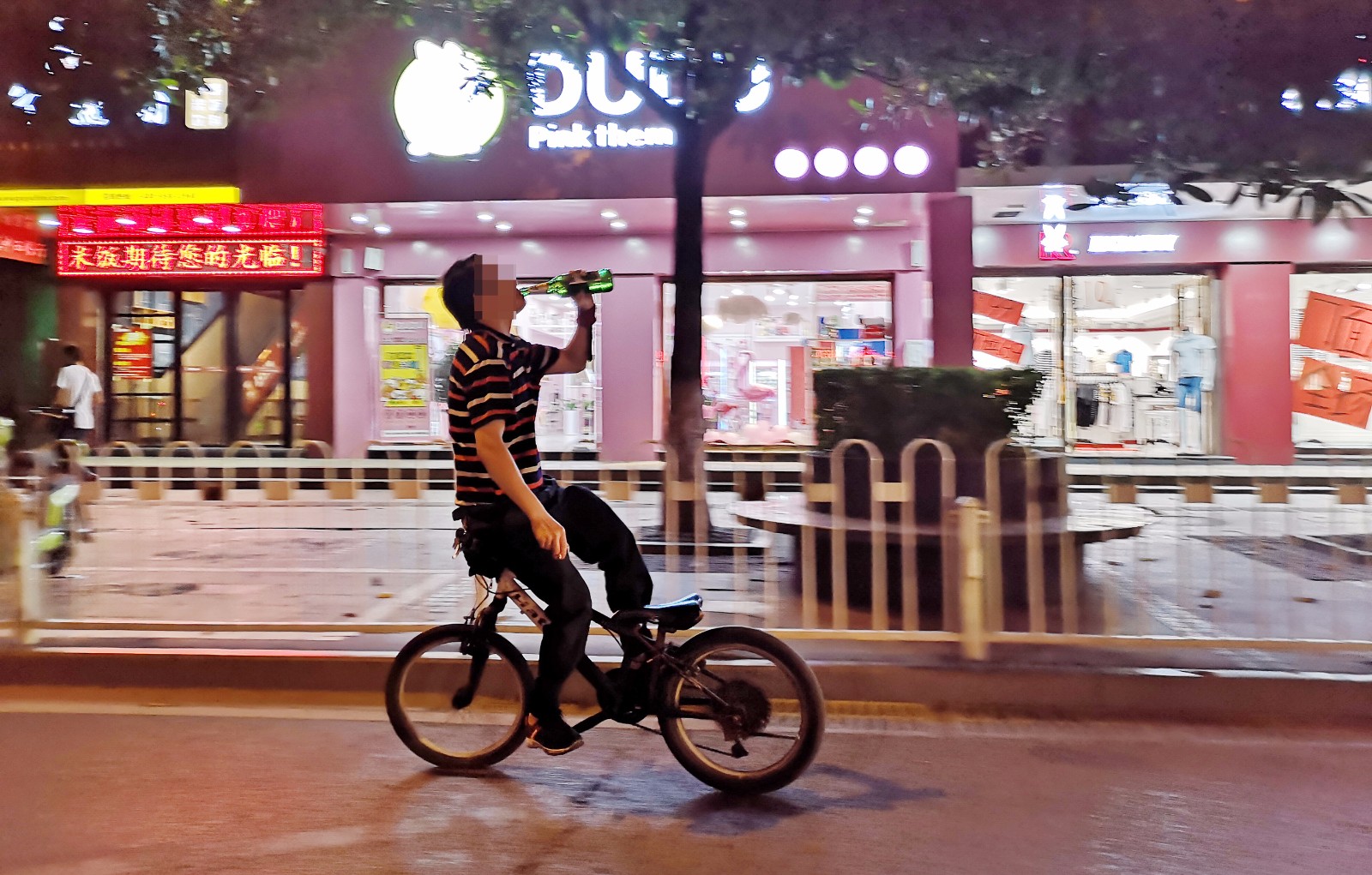 男子街头展示最牛"醉驾"边喝酒边倒骑自行车|醉驾|喝酒|路人_新浪新闻