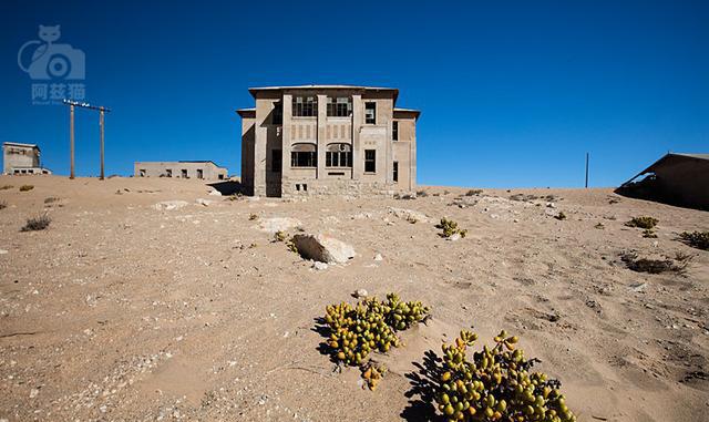 我们沿着纳米布沙漠一直向南,驱车近一天,抵达了一座浓郁德国风情的