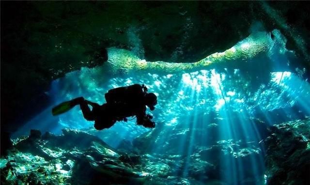 世上最大海底洞穴通往地狱之路