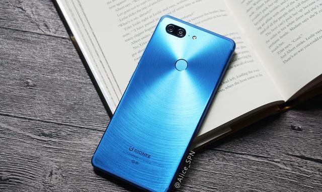 金立m7图赏: 这款全面屏看起来不错, 后盖纹路相当耀眼