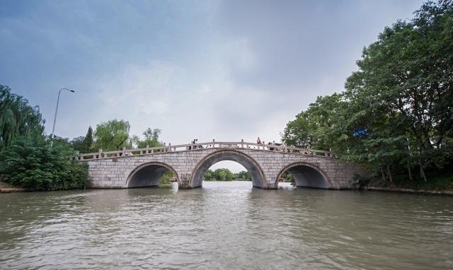 大虹桥从大虹桥下驶过,一场大雨突然袭来,不经意间瘦西湖已经是一片