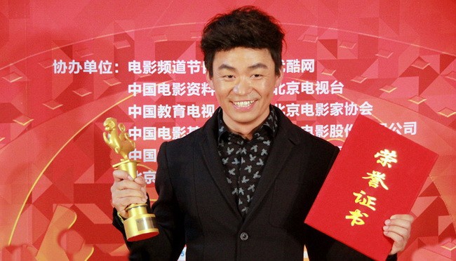 为王宝强登上"金扫帚"领奖台点赞和不平
