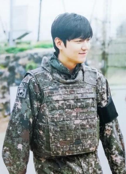 李敏镐新兵训练营照近日曝光 长腿欧巴帅气依旧
