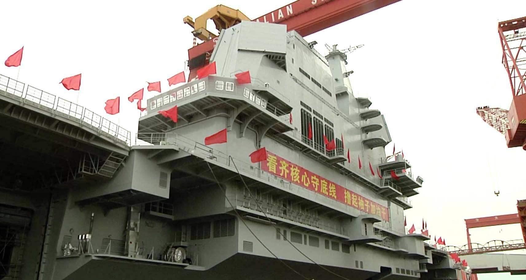 从目前看,中国首艘航母辽宁舰和俄唯一航母大同小异,而且都在船厂接受