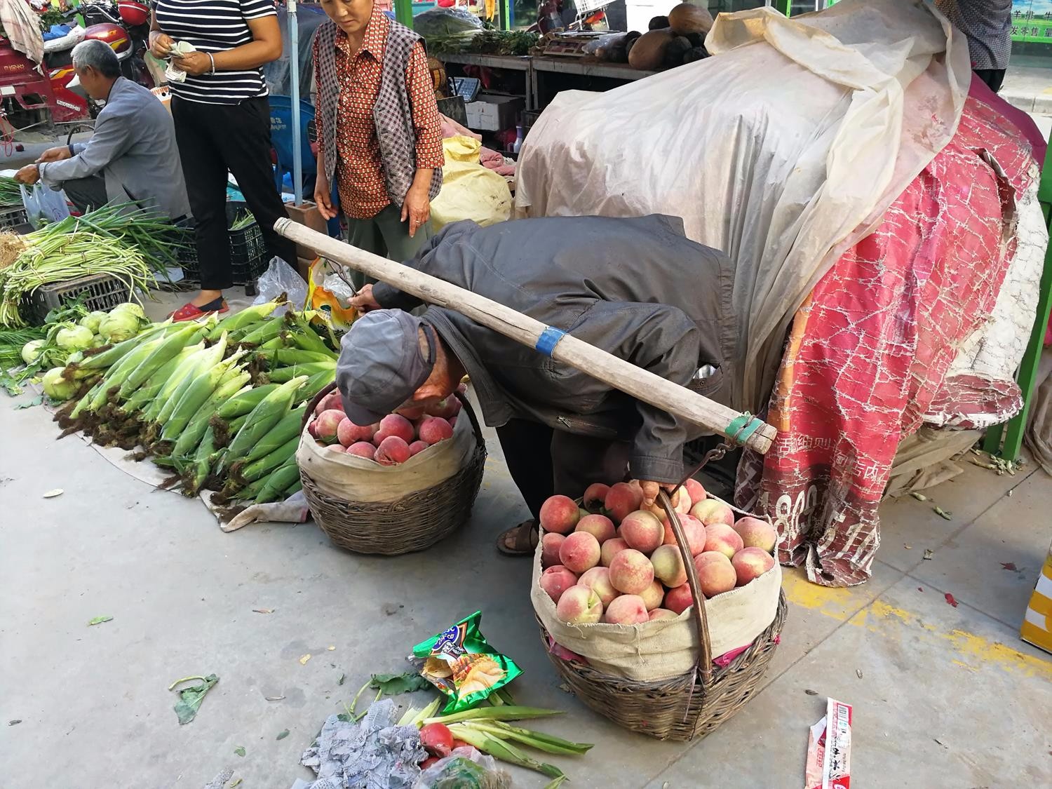 山里早市有特色农民用扁担挑来时鲜物5元3斤卖火了