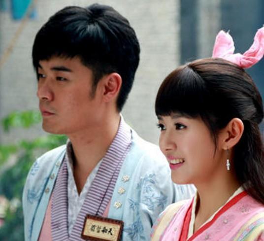 陈赫带女儿现身被围观,打扮很低调,这个细节见真实素质