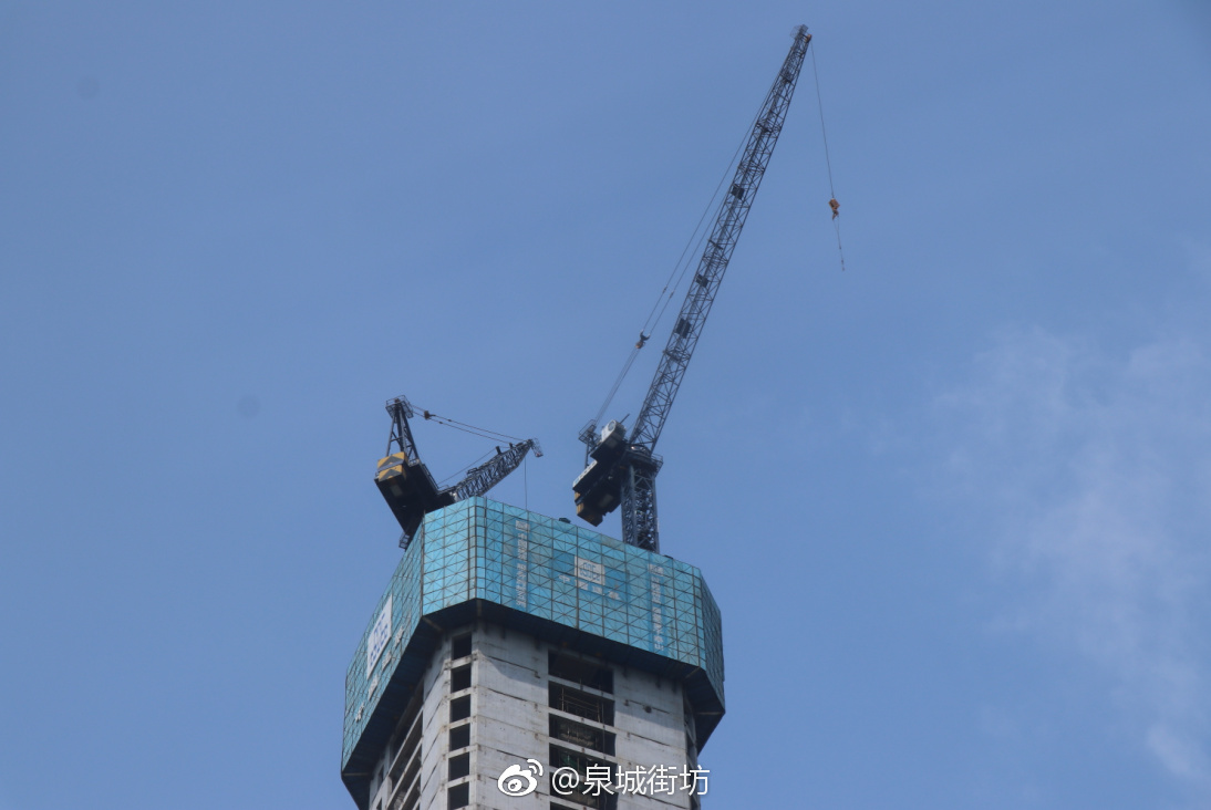 济南的空中"高人" 她们在百米高空塔吊上见证着城市"长高"