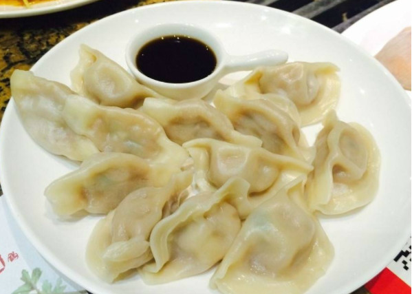 自己做的白萝卜牛肉水饺皮薄馅多,汁鲜甜美,真是太好吃