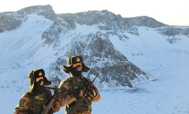 遇水变冰,这样的环境下仍有一个哨所,在为我们站岗|哨所|宝格达山|中