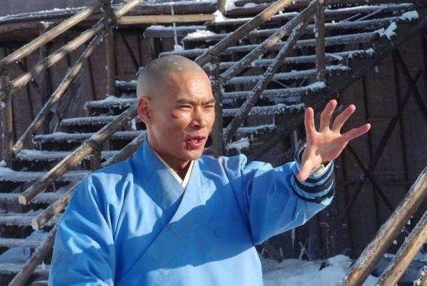 "黄皮小子"一个痴迷于武术,为了和李小龙比武不惜用任何手段,结局确实