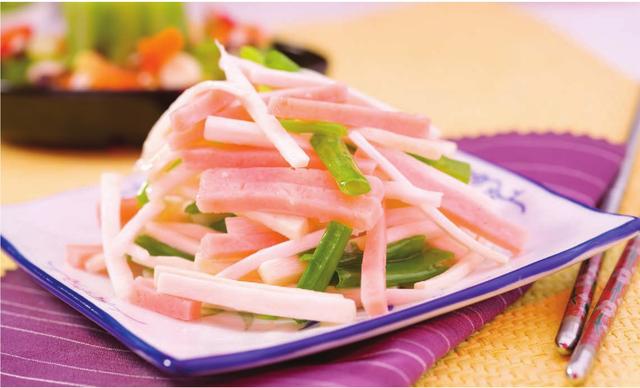 葱椒炝茭白:花椒洗净,放入小碗中,加入料酒浸泡透,捞出沥干